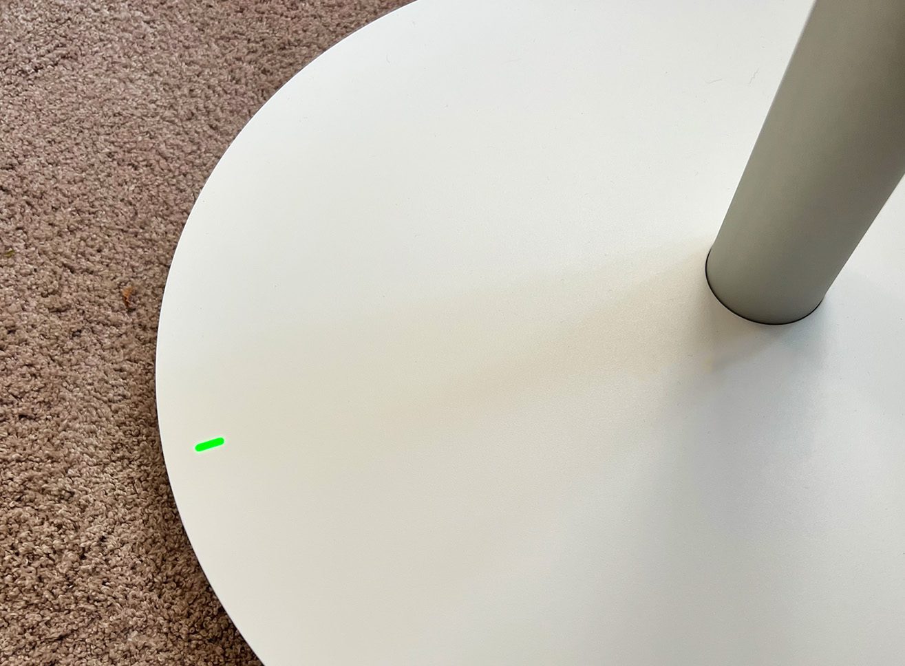 Qui puoi vedere la base del ventilatore. Sul lato sinistro si vede anche il LED, che qui si illumina di verde, ma può assumere anche altri colori a seconda del livello della batteria (foto: Sir Apfelot).