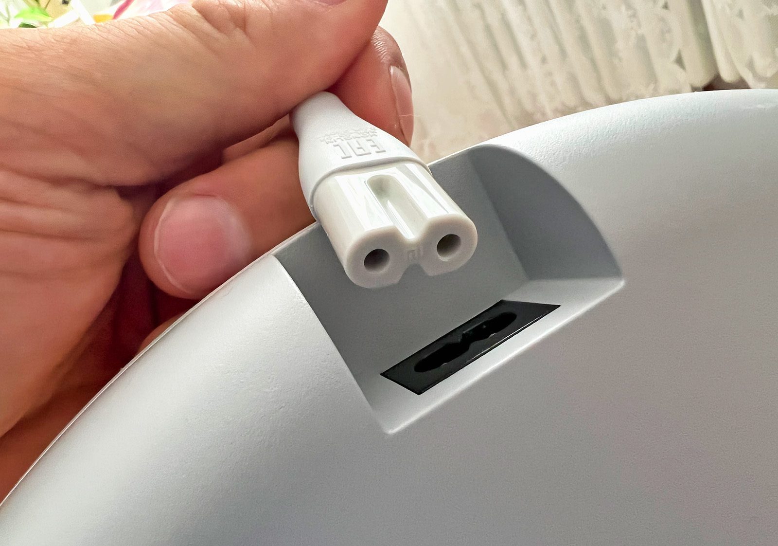Lo Smartmi Standing Fan 3 può funzionare anche senza cavo. È pratico che il produttore abbia optato per un collegamento standard, in modo da poter collegare un cavo più lungo con una spina europea, se necessario (foto: Sir Apfelot).
