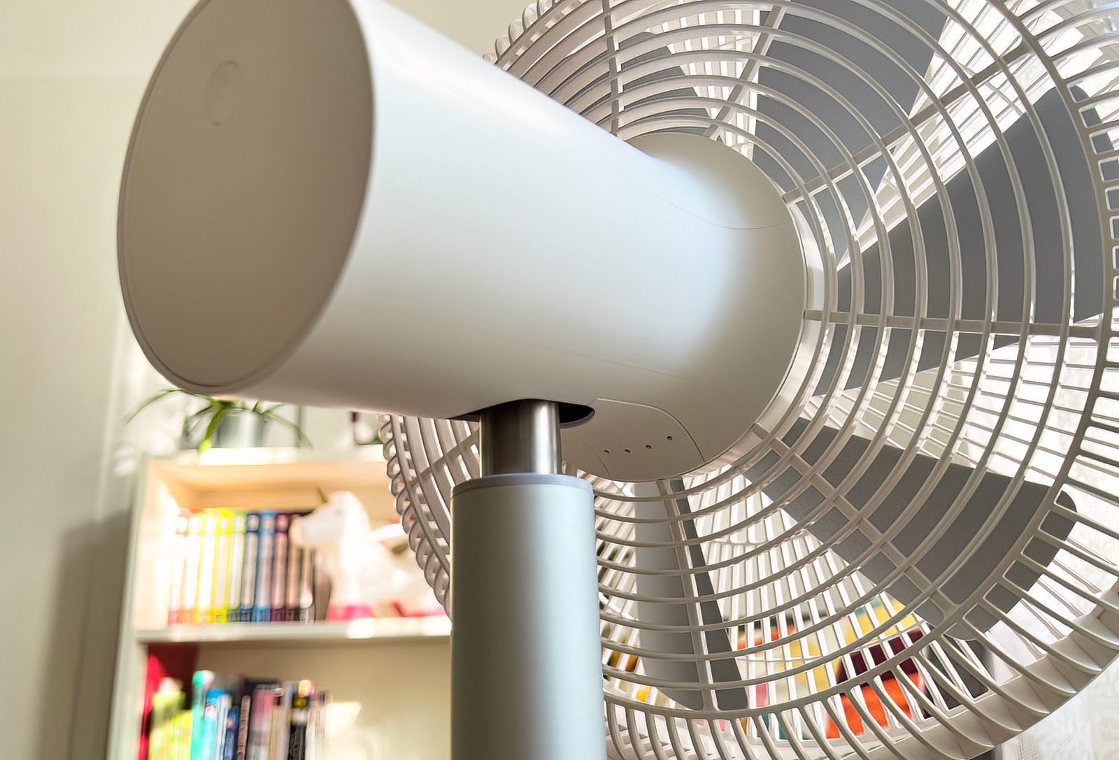 La ventola a piedistallo Smartmi 3 ha una finitura pulita, ha un bell'aspetto e ha molte funzioni che non mi aspettavo nemmeno: un dispositivo convincente per poco meno di 100 euro.