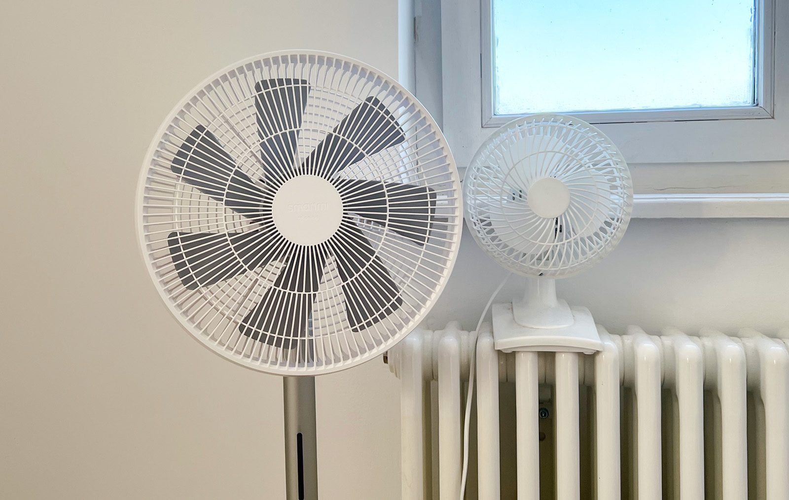 A sinistra lo Smartmi Standing Fan 3 e a destra il nostro vecchio, traballante e rumoroso ventilatore da tavolo. La ventola a piedistallo Smartmi è molto più adatta per il raffreddamento notturno, se non altro perché può funzionare molto più lentamente grazie al grande rotore per spostare la stessa quantità d'aria.