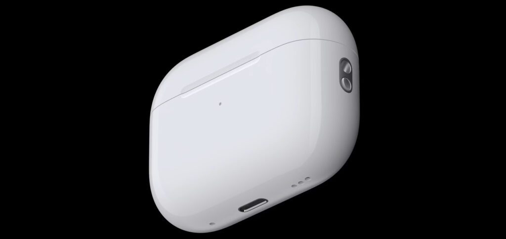 Na tym zdjęciu widać złącze Lightning i otwór głośnika etui ładującego AirPods Pro 2 (poniżej), a także opcję mocowania paska na nadgarstek (po prawej).