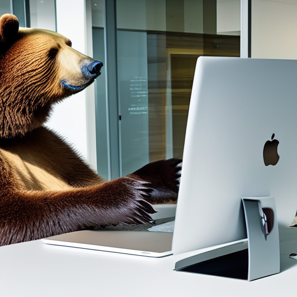 Ein Bär, der am iMac in einem Büro tippt – so schaut es aus. Die Auflösung habe ich mit der Gigapixel AI auf das Doppelte erhöht, was prima geklappt hat.