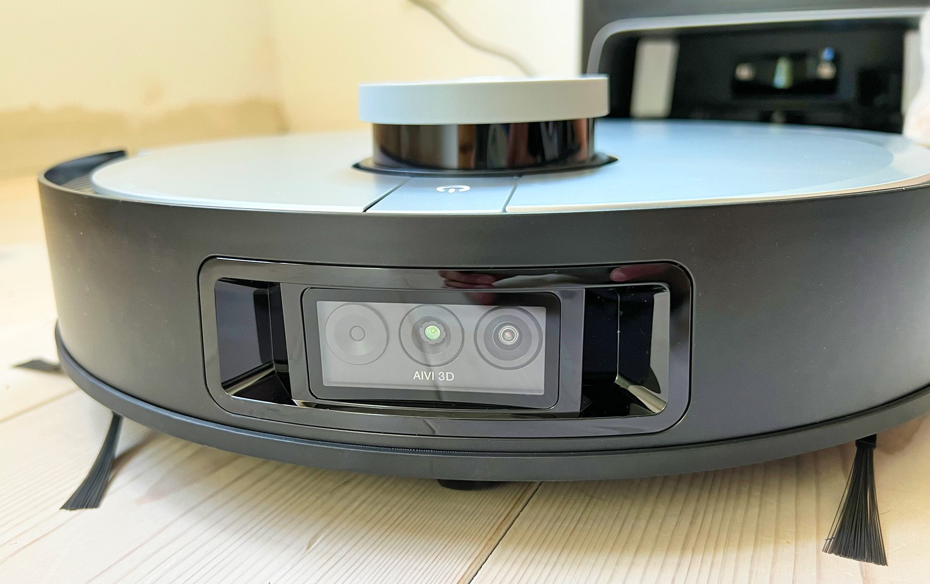 Several sensors and a camera are installed in the front of the Deebot X1 Omni. The robot can also use the sensors to scan the environment in 3D and create a 3D floor plan of the living space.