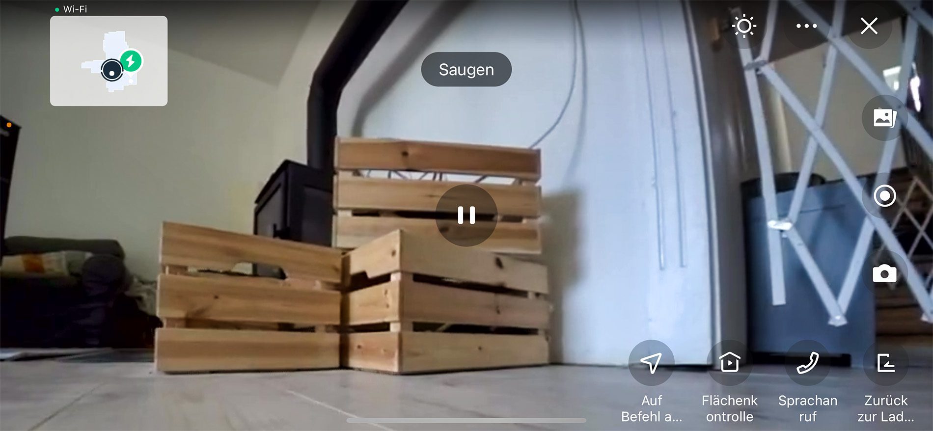 Mehr ein Gimmick: Man kann über die App auch live zusehen, was die eingebaute Kamera im Roboter sieht. Man kann sogar Befehle an den Roboter senden und ihn stoppen und zur Kommunikation mit einer Person vor Ort verwenden.