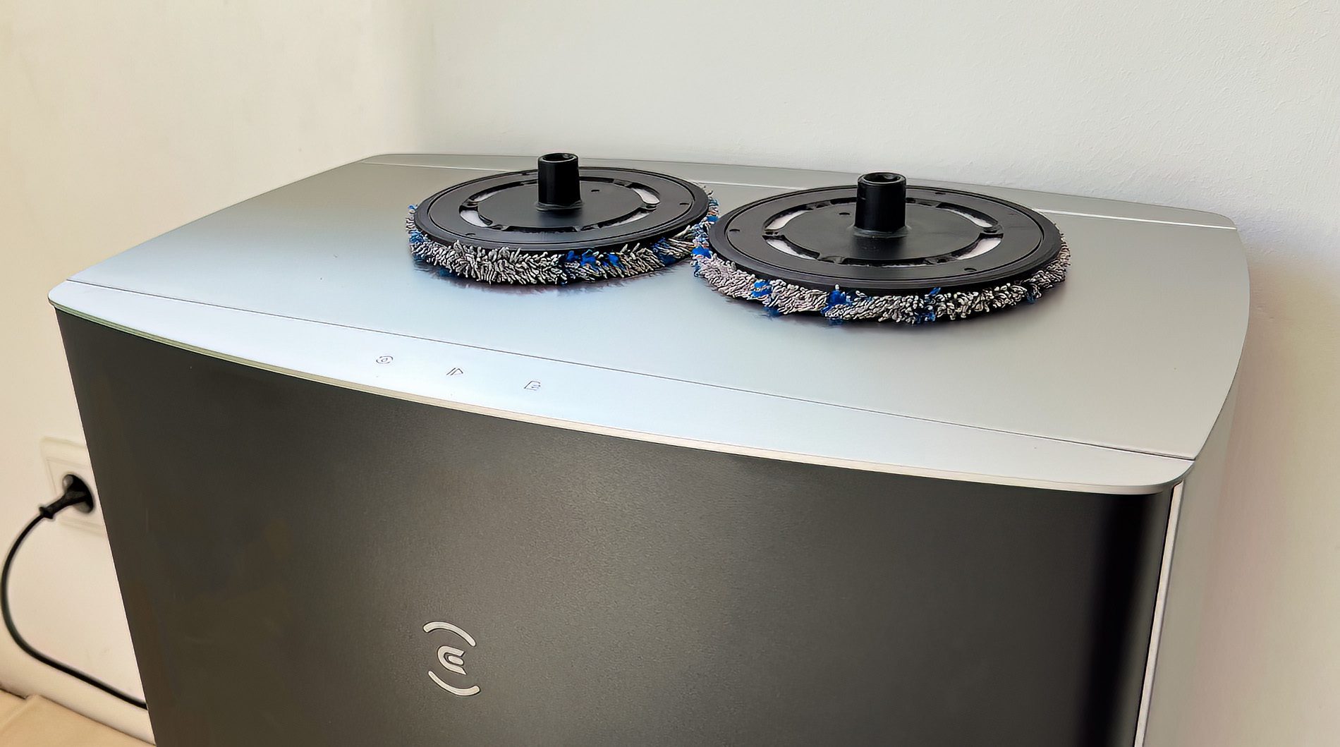 Ein kleiner Nachteil: Es gibt keinen Platz, wo man die Rotationsplatten ablegen kann und wenn man sie an den Roboter ansteckt, schaltet dieser in den Wischmodus.