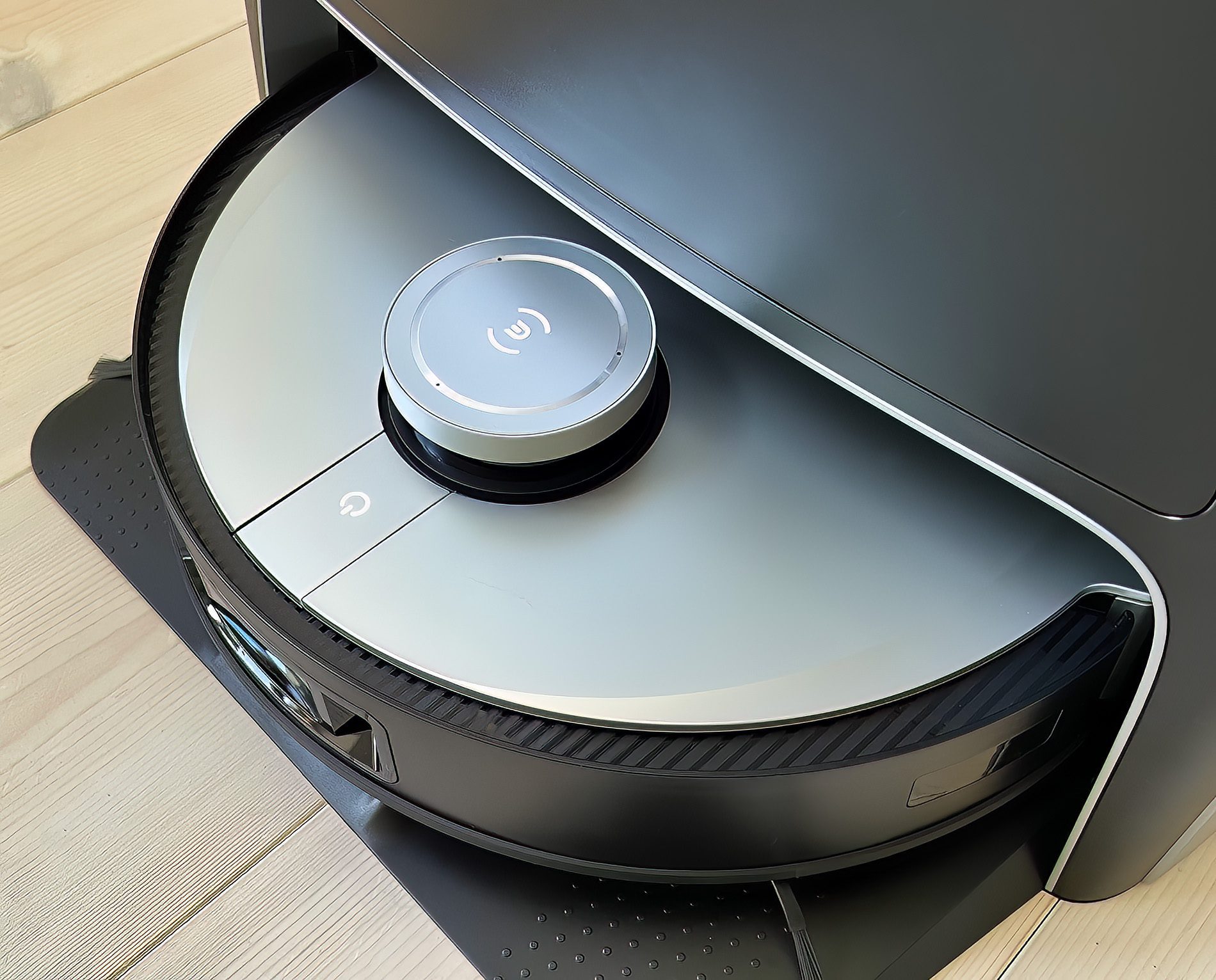 Der WIsch- und Staubsaugroboter von Ecovacs ist definitiv ein hübsches Ding. Aber was taugt er beim Wischen und Saugen? Das erfährst du hier im Testbericht.