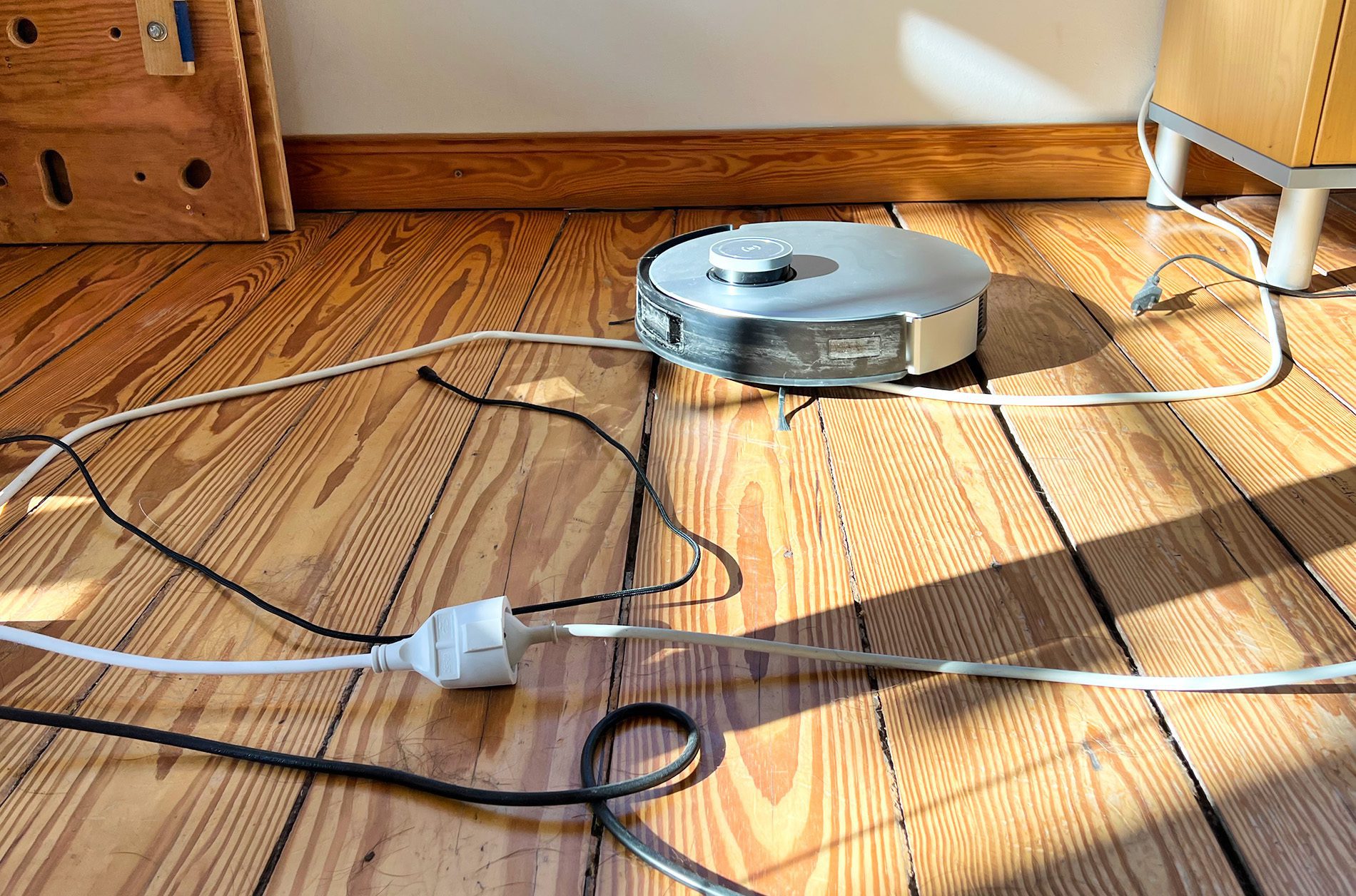 Ich hoffe, man sieht hier, mit welchem Kabelsalat der Ecovacs Staubsaugroboter zurechtkommen musste. Er hat seine Zeit gebraucht, aber sich nicht einmal festgefahren oder ein Kabel gefressen.