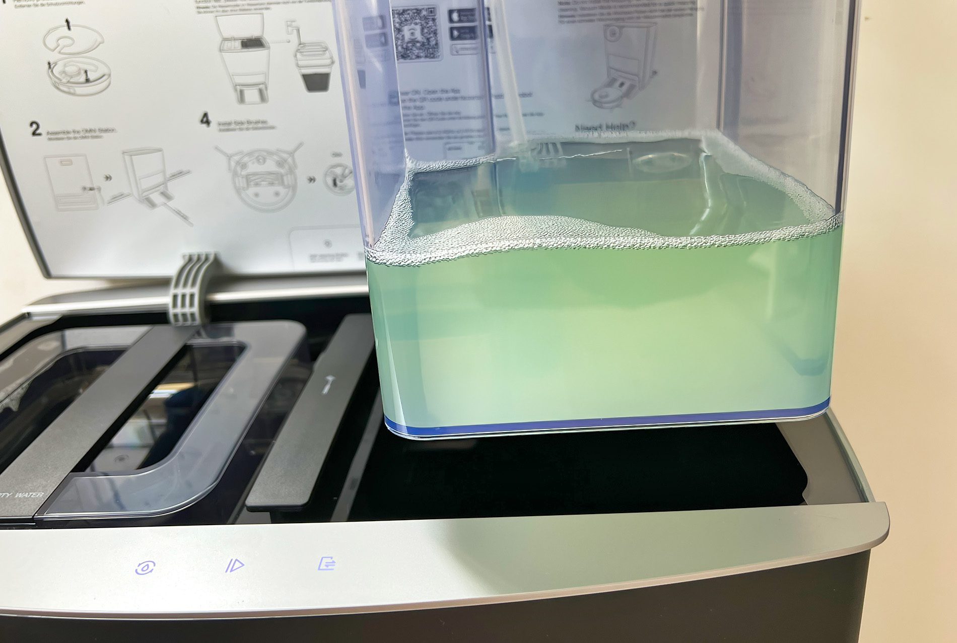 In der Station sind zwei Wasserbehälter für Frischwasser und Schmutzwasser. Hier sieht man das Frischwasser, in das ich etwas Allzweckreiniger geschüttet habe (Fotos: Sir Apfelot).