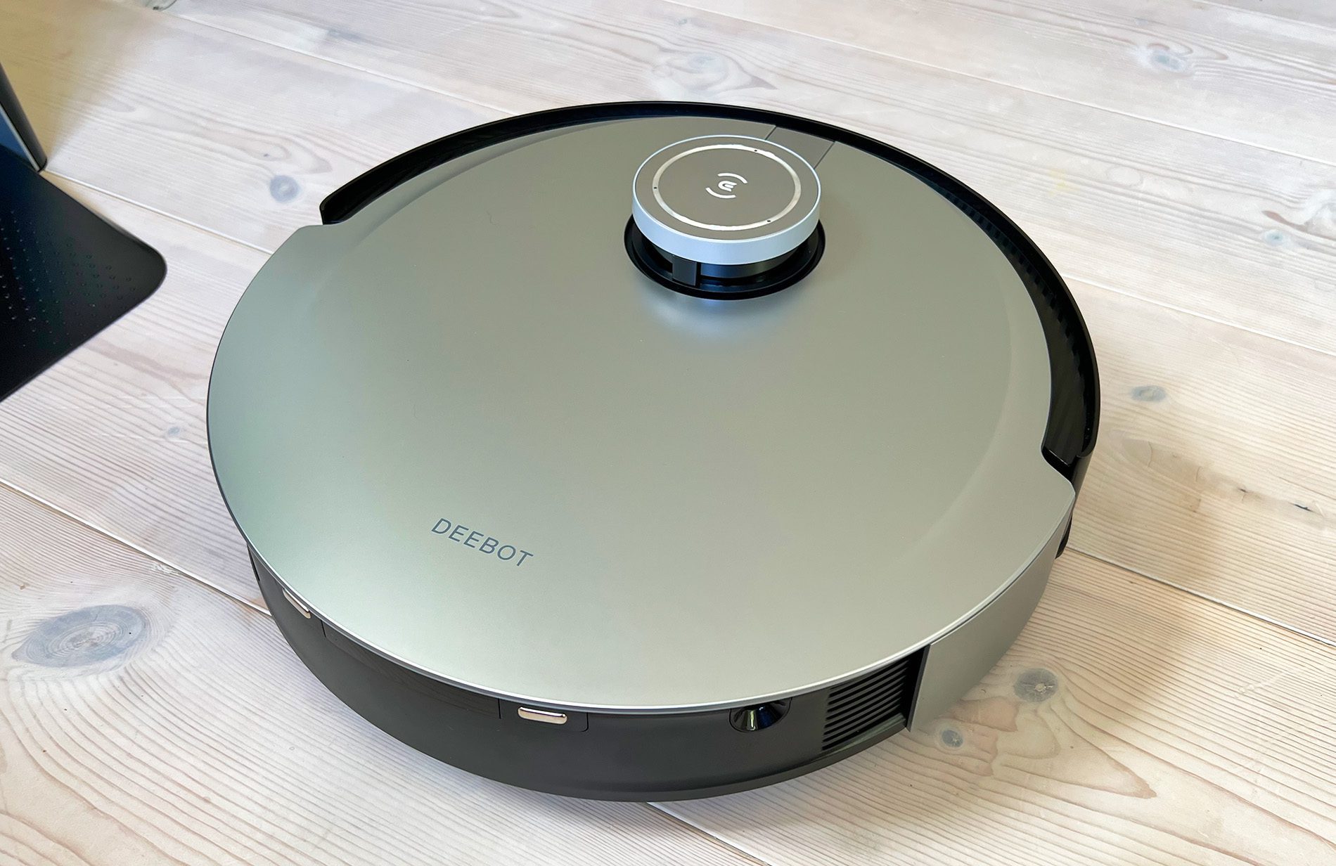 Die abnehmbare, silberne Platte auf dem Deebot gibt ihm eine ansprechende Optik, wobei die Lösung mit der Platte auch im Alltag praktischer ist, als ein Klappdeckel.