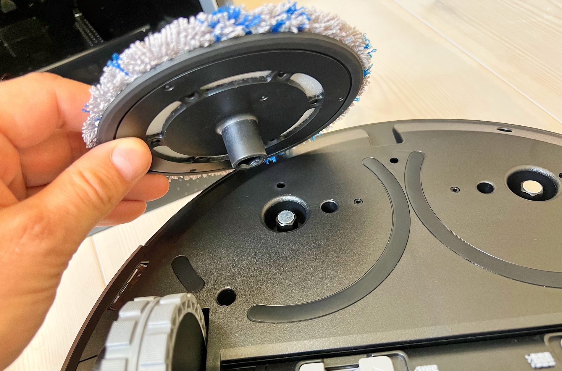 Um die Wischfunktion zu aktivieren, steckt man nur die beiden Reinigungsplatten an und der Deebot schaltet automatisch in den Wischmodus.