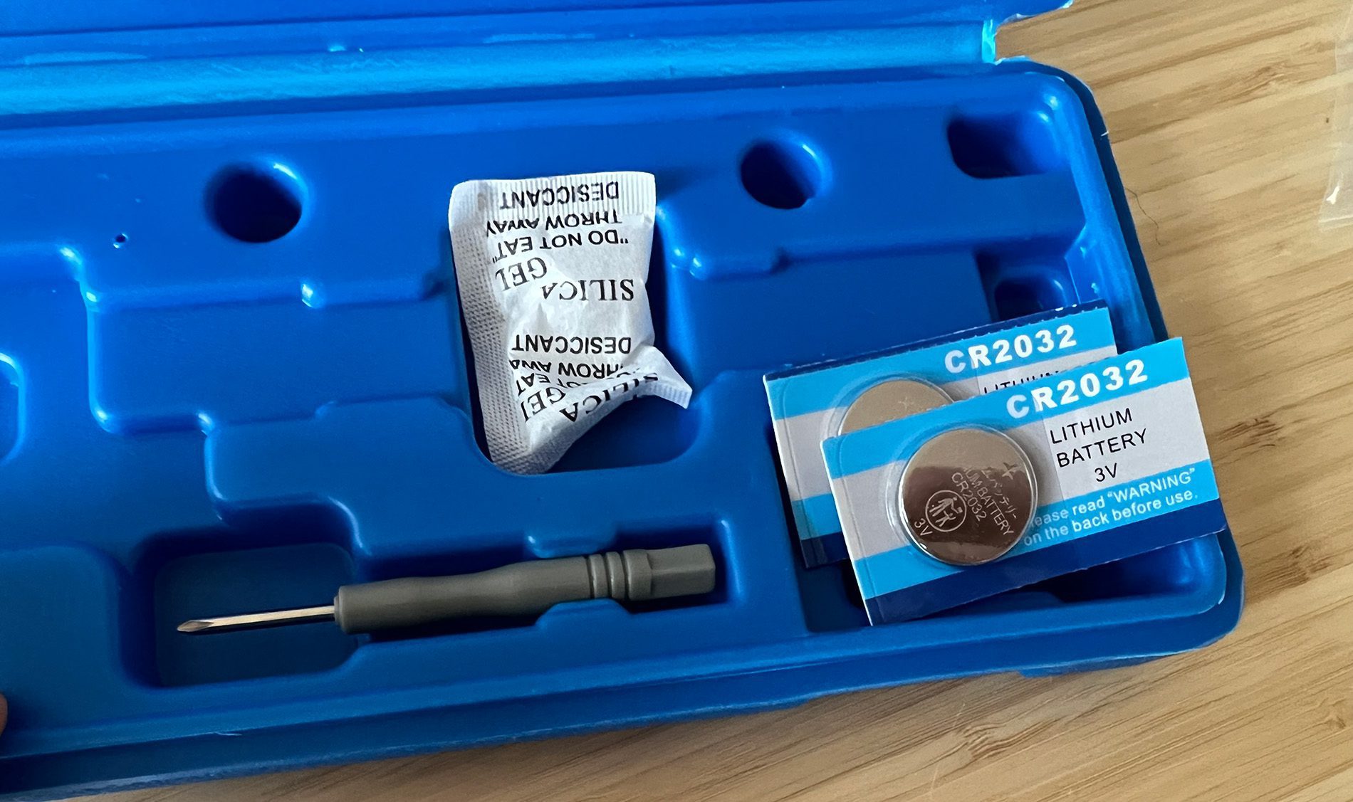 Im Lieferumfang der digitalen Kynup Schiebelehre ist ein Kästchen in welchem man auch einen Schraubendreher und Ersatzbatterien für den Batteriewechsel hat.