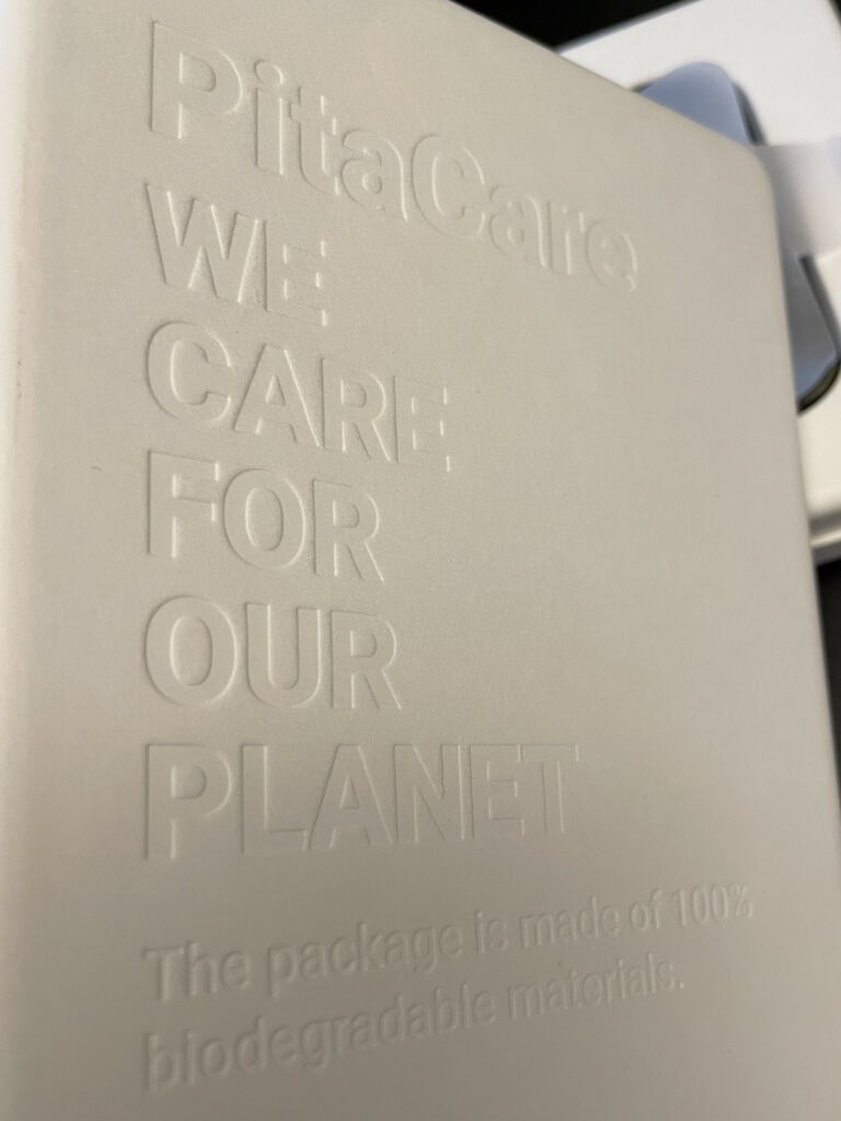Richtig ins Licht gehalten zeigt die Verpackung den Hinweis, dass sie biologisch abbaubar ist.