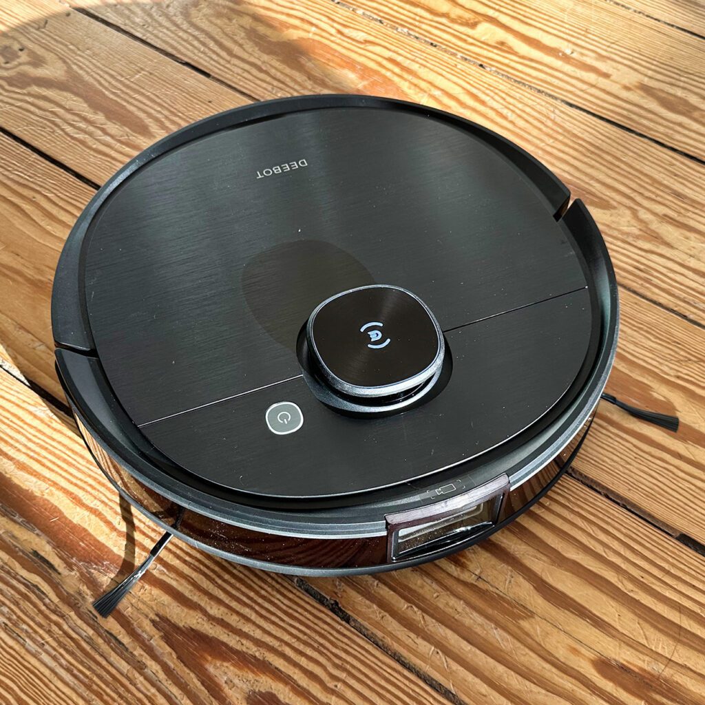 Ecovacs T9 AIVI animal hair vacuum cleaning robot in the test