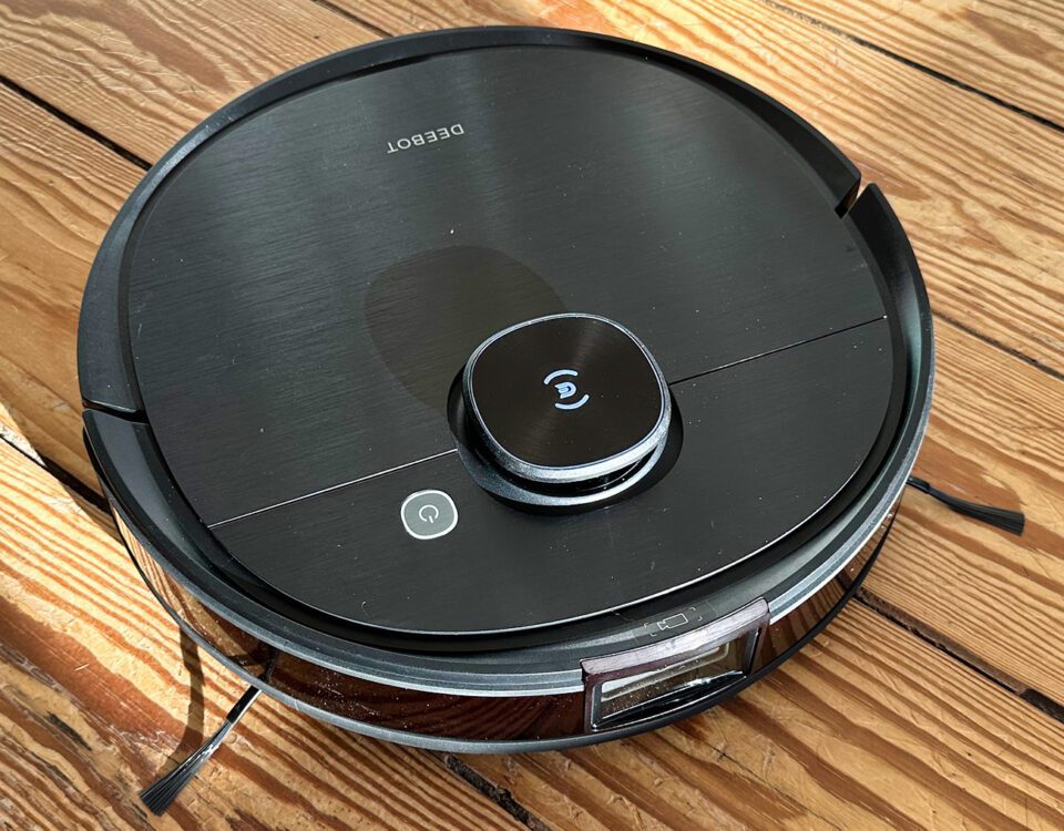Ecovacs T9 AIVI animal hair vacuum cleaning robot in the test