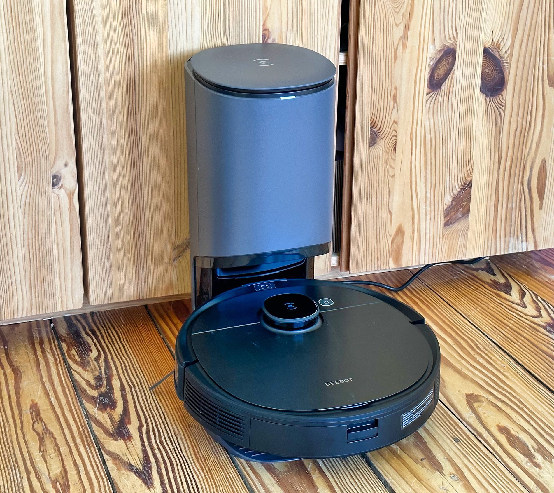 Tutaj możesz zobaczyć Ecovacs T9 AIVI z opcjonalną stacją dokującą.