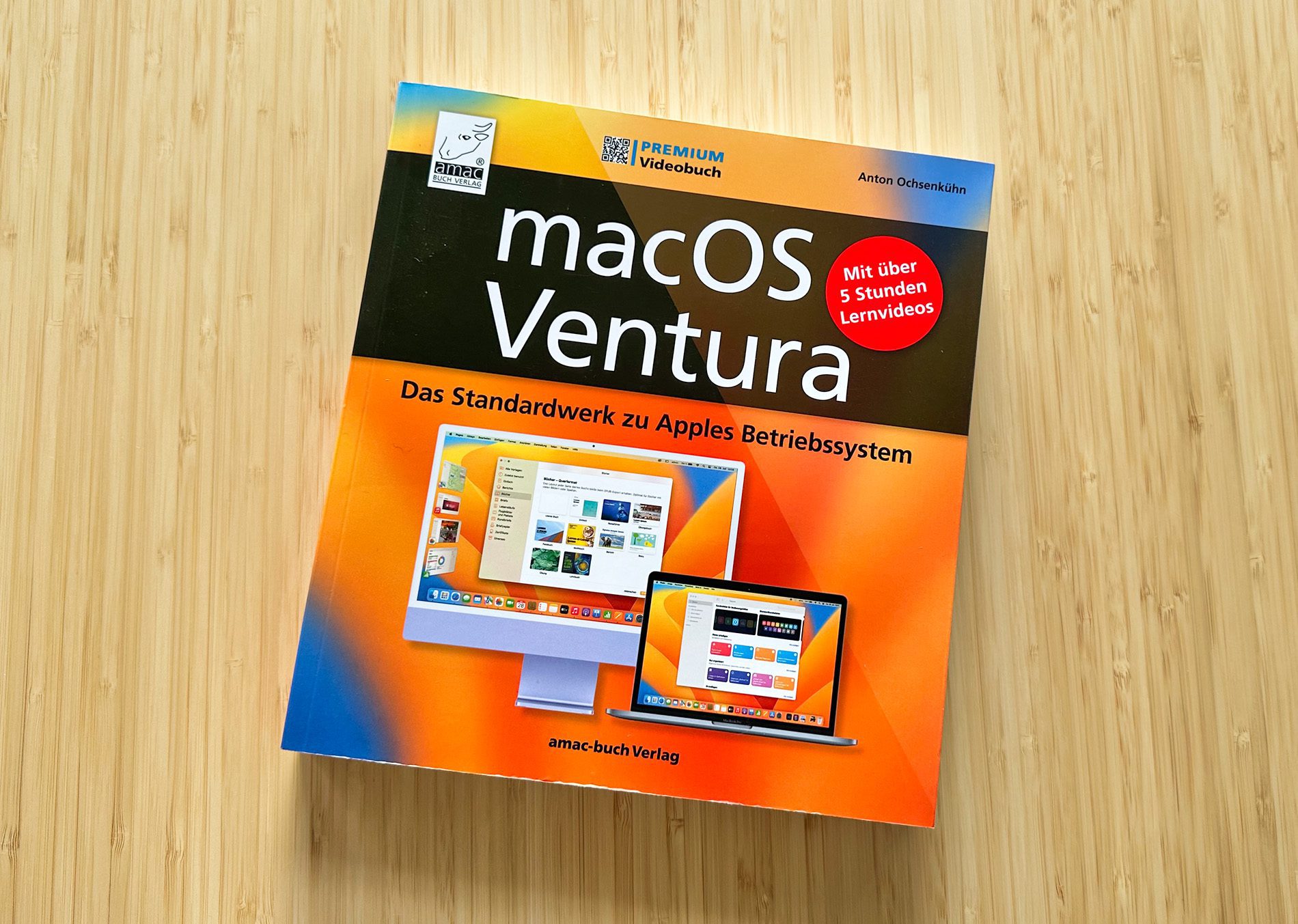 The macOS Ventura manual by Anton Ochsenkühn brings together a good 560 pages. Concentrated knowledge that is not only helpful for beginners (photos: Sir Apfelot).