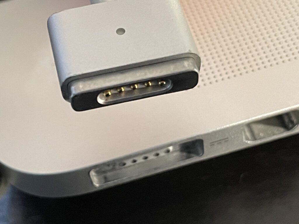 MagSafe 2 on the Apple MacBook Pro from 2012. The connector is longer and narrower than in the first MagSafe generation and is therefore not backwards compatible. Photo: Sir Apfelot