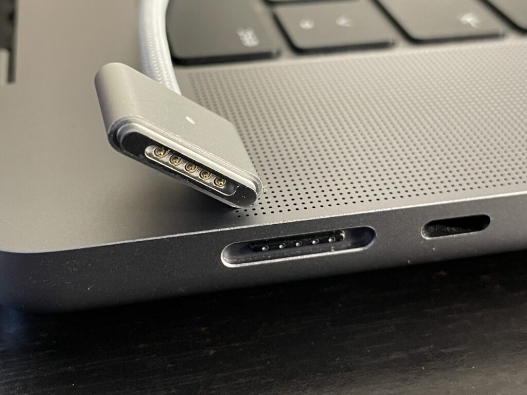 MagSafe 3 on the Apple MacBook Pro from 2021. This connector is also not backward compatible. On the 16-inch model of the laptop, up to 140 watts can be used with the appropriate power supply. Photo: Sir Apfelot