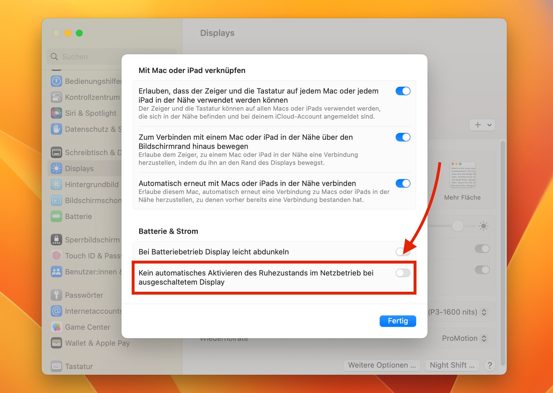W ustawieniach systemowych wyświetlaczy możesz również określić, czy komputer Mac ma również przechodzić w stan uśpienia, gdy ekran jest wyłączony.