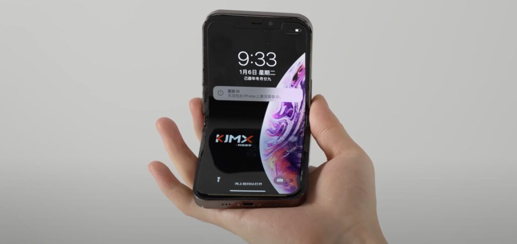 iPhone V to działający składany smartfon złożony z części z iPhone'a X i Motoroli Razr. Tutaj znajdziesz oba filmy, które dotyczą urządzenia. Obraz: YouTube /