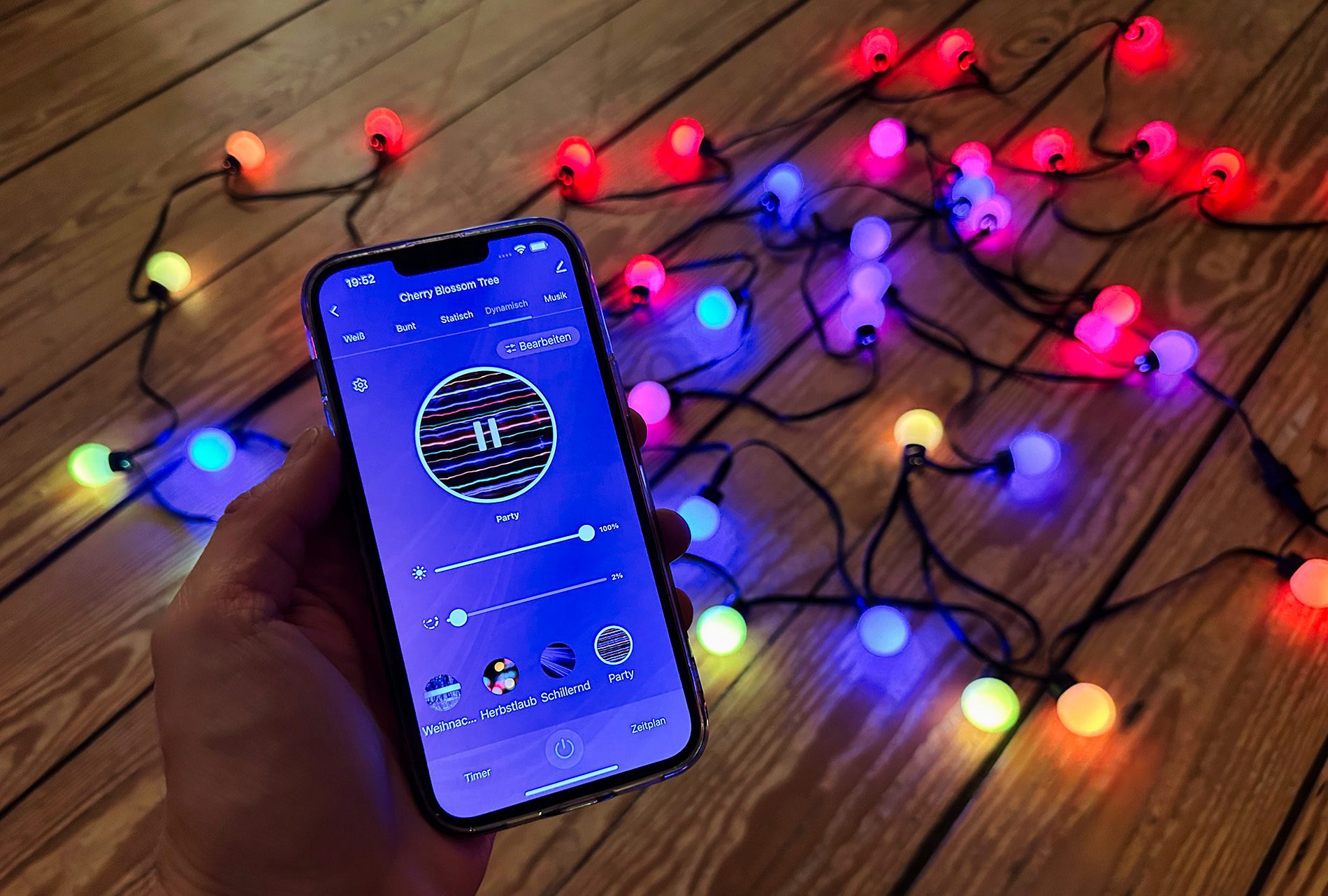 Über die App "Lite" lassen sich mehrere Lichterketten verwalten und einzeln steuern, Lichtprogramme und Zeitpläne einstellen.