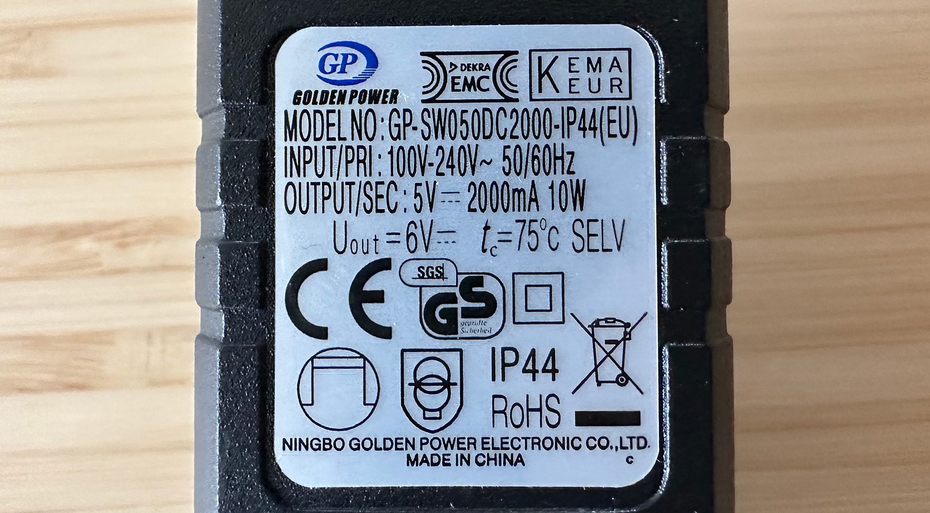 Hier sieht man die technischen Daten auf dem Steckernetzteil der LED-Lichterkette (Fotos: Sir Apfelot).