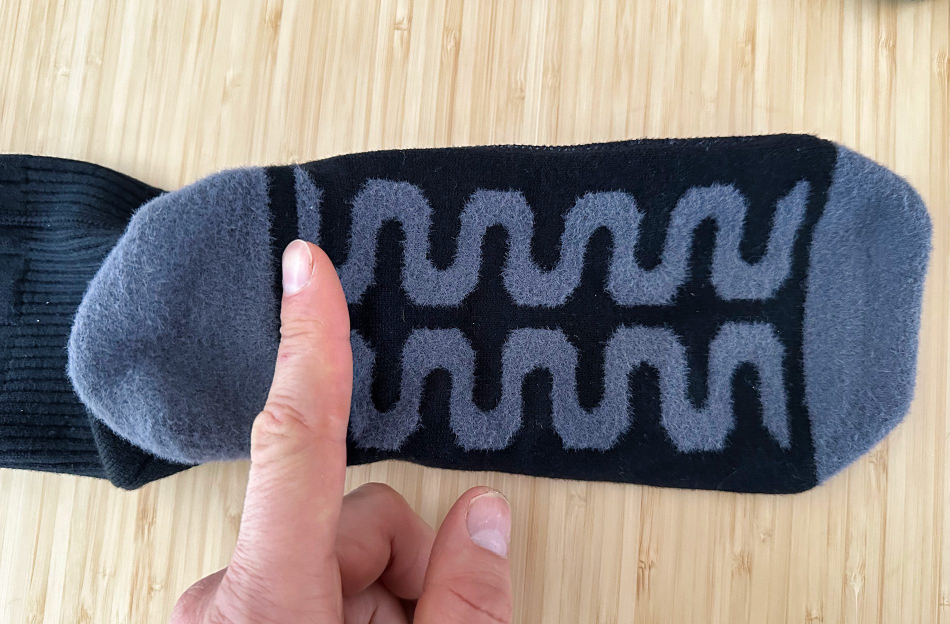 Mit dem Finger zeige ich an, in welchem Bereich das Kabel an der Unterseite der Socken entlangläuft (Fotos: Sir Apfelot).