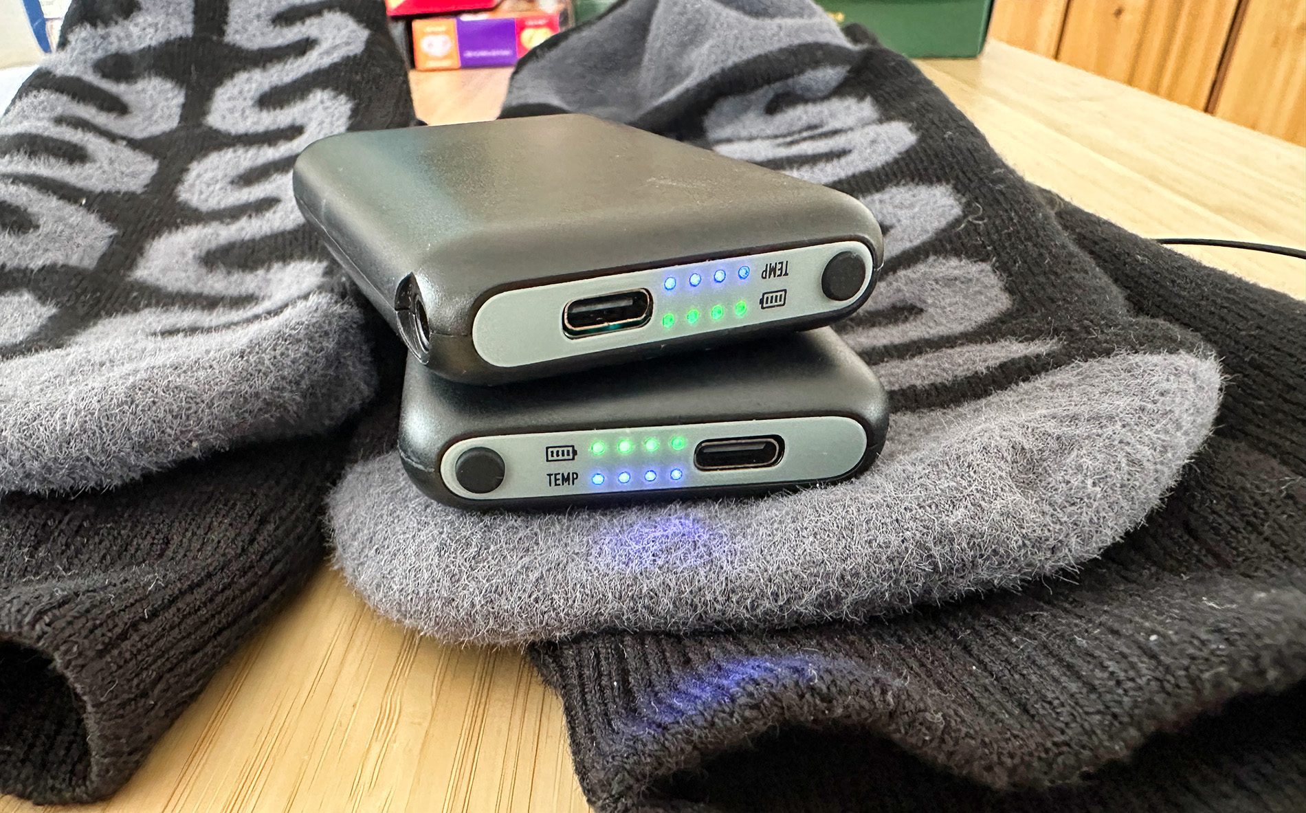 Die Akkus lassen sich über USB-C aufladen, aber die Verbindung zu den Socken funktioniert über einen kleinen Hohlstecker.