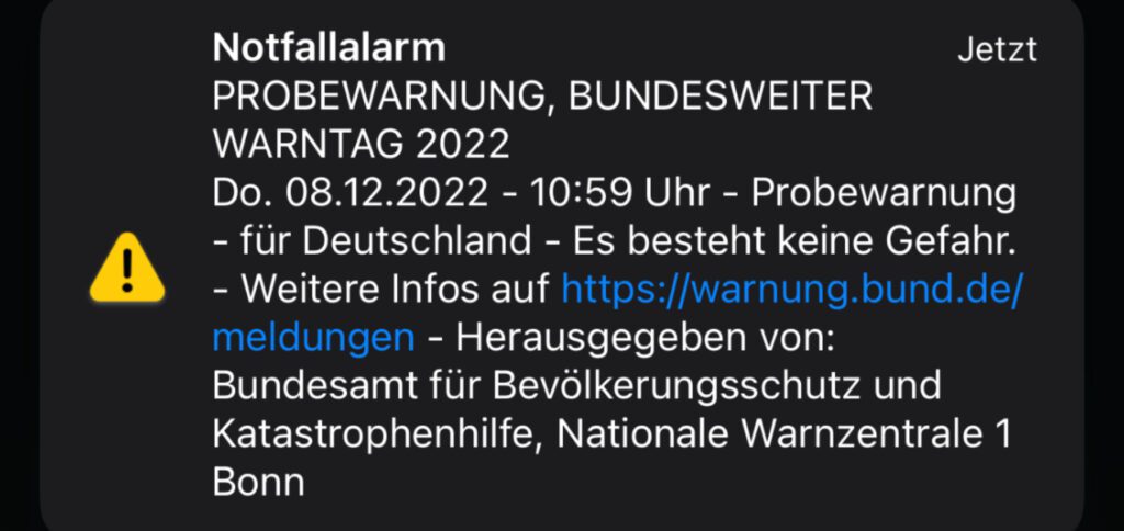 One of the two identically worded alerts that popped up on the iPhone's lock screen. Cell broadcast DE-Alert warning day 2022, screenshot on iPhone 12 Pro under iOS 16.1.2
