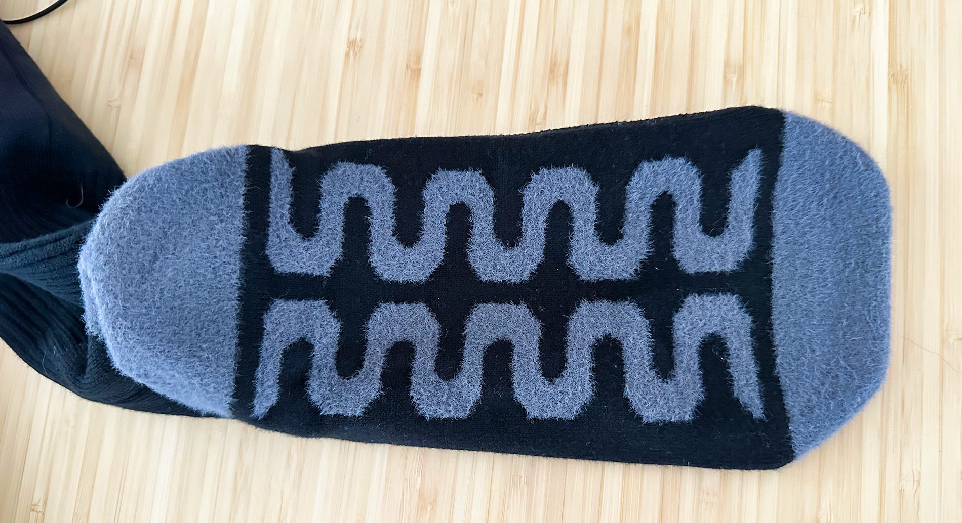 Die Form der Socken ist nicht sehr gut an die Fußform angepasst. Ich denke, damit fallen sie als ernsthafte Wandersocken durch.