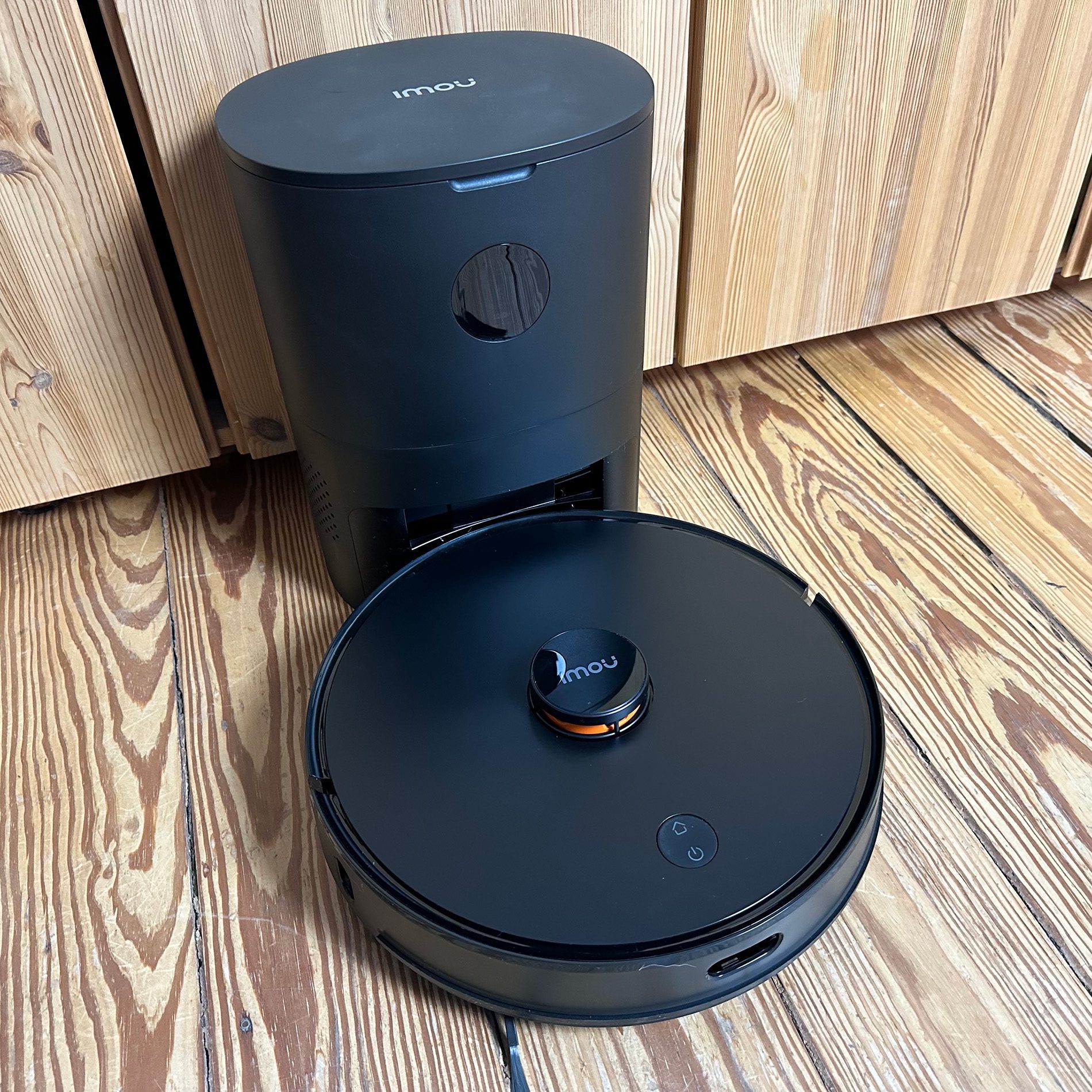 Der Imou L11 Pro kommt trotz günstigem Preis mit einer Auto-Absaugstation und kann so über Wochen ohne Wartung die Wohnung reinigen (Fotos: Sir Apfelot).