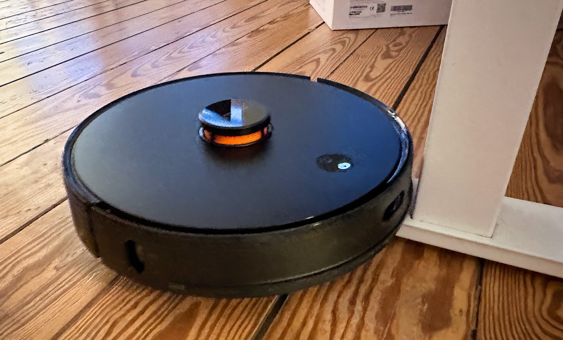 Auf dieses Tischbein fahren bei mir alle Staubsaugroboter rauf, aber nur wenige wieder von selbst runter – der Imou L11 Pro ist einer davon, der es geschafft hat.