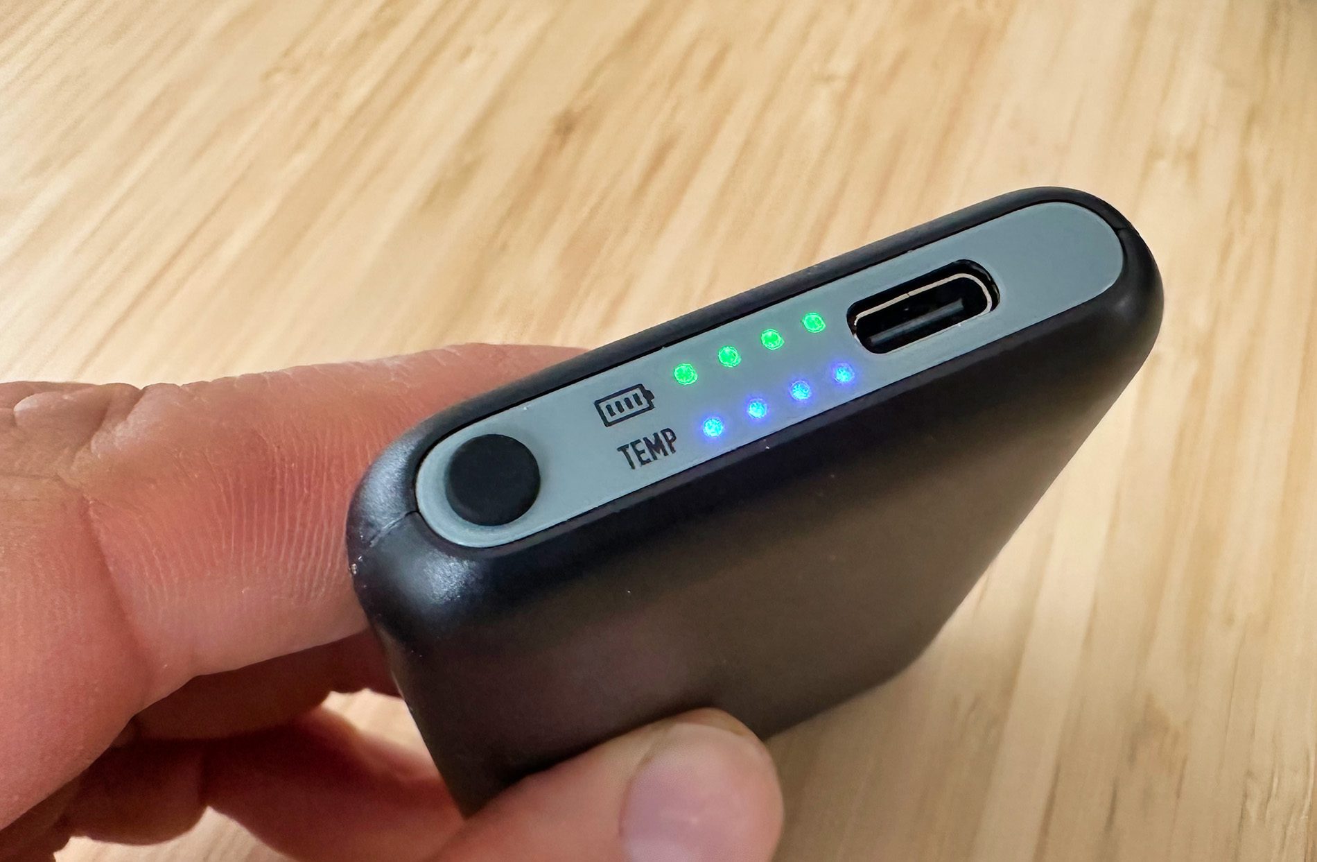 Bei den Powerbanks selbst wird mit dem Button die Heizstufe eingestellt. Die eine LED-Leiste zeigt an, wie der Akkustand ist, die andere Leiste zeigt die eingestellte Heizleistung an.