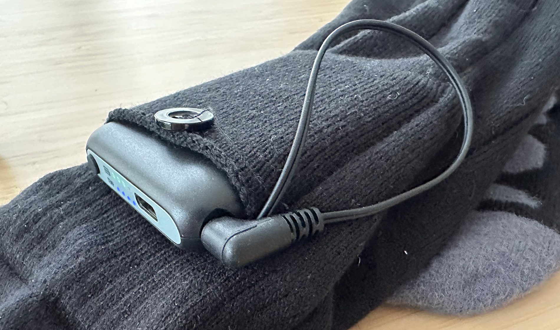 Der Akku wird jeweils an der Außenseite der Socken in eine Tasche gepackt. Leider kommt man später schwer wieder dran, um zum Beispiel die Heizstufe zu ändern.