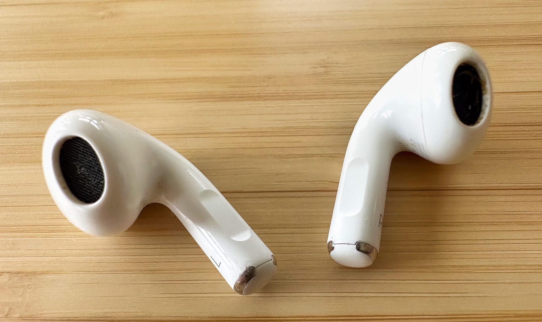 Hier sieht man die Bedienfelder der AirPods 3, mit denen man deutlich mehr anstellen kann, als mit den Tipp-Befehlen, die man den AirPods 2 übermitteln kann (Foto: Sir Apfelot).