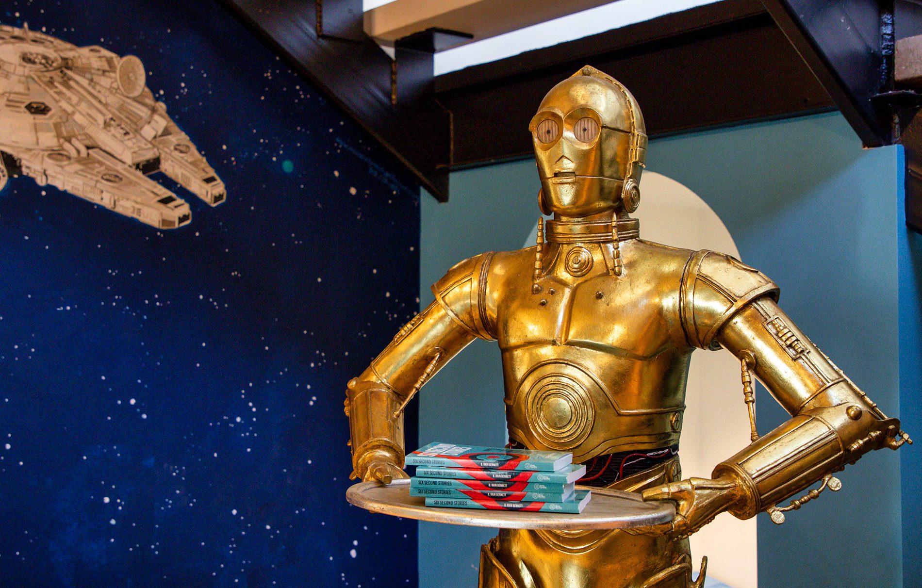 Den guten, alten C-3PO kennt wohl jeder noch aus Star Wars – einer der höflichsten Roboter vermute ich (Foto: Unsplash).
