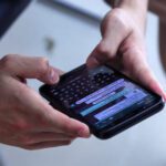 Auf Omegle kann man ohne App und Benutzerprofil mit wildfremden Leuten chatten. Lediglich ein aktueller Browser auf dem Computer, Tablet oder Smartphone ist wichtig (Foto: Asterfolio/Unsplash).