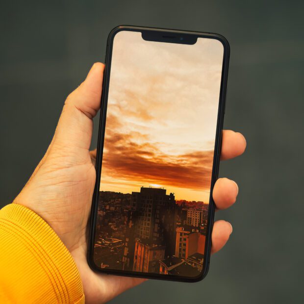 Auto change iPhone background