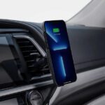 Combinazione di accessori: custodia per iPhone Pitaka e supporto per auto