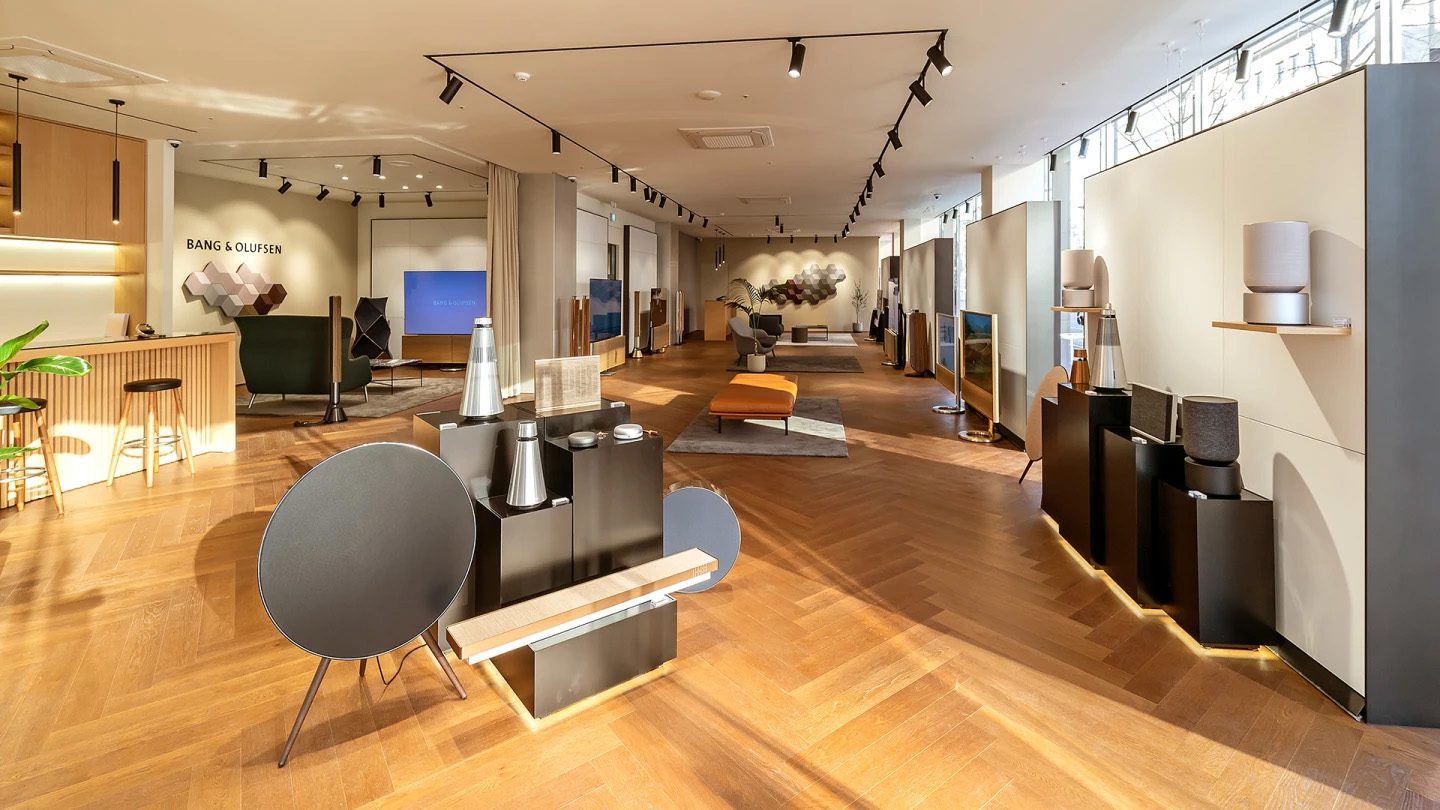 Im Shop von B&O findet man auch die runden Beosound A9 wieder, welche sich perfekt in das nordische Möbeldesign integrieren (Foto: B&O).