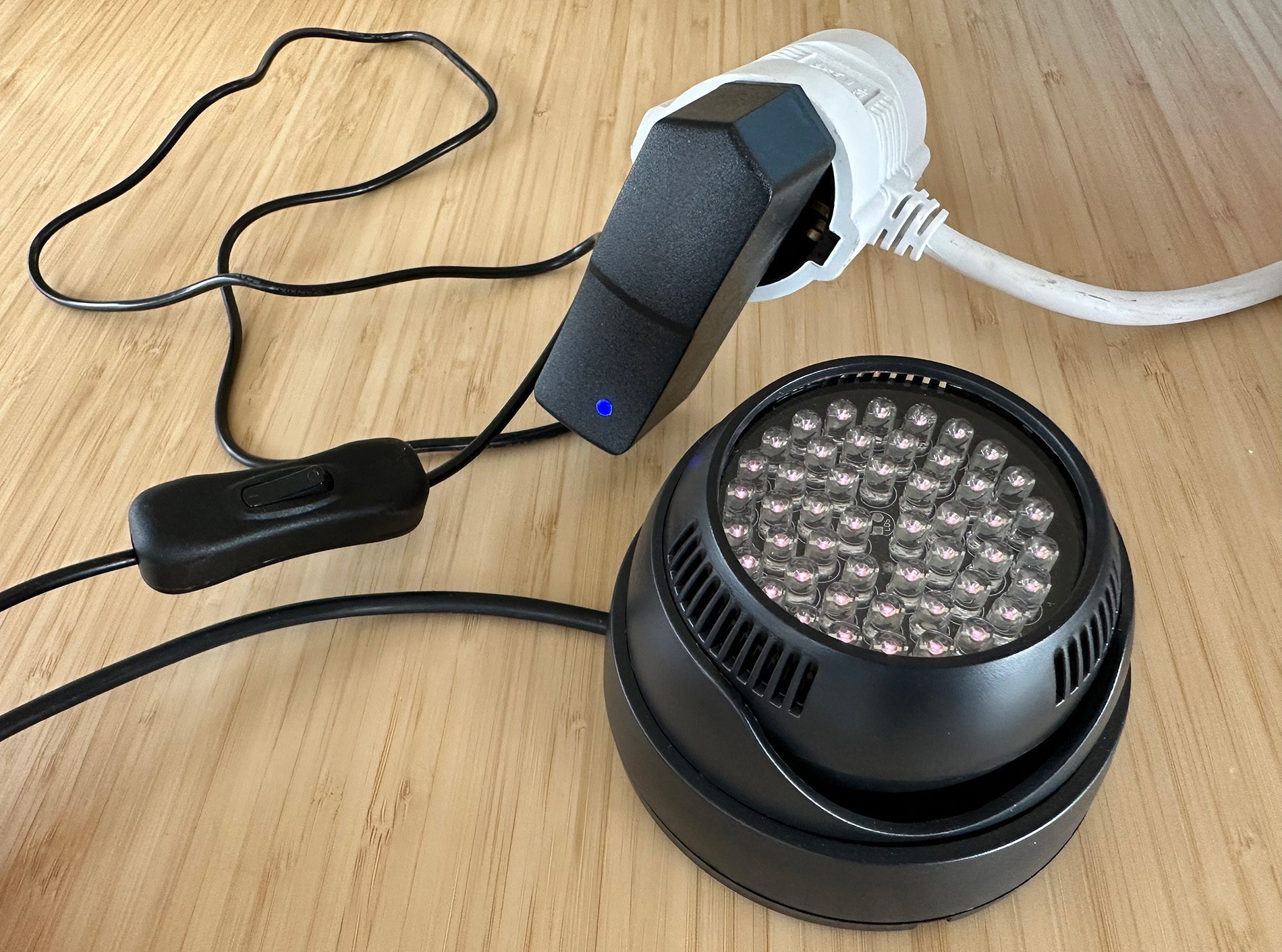 Hier sieht man, dass die IR-Leuchte nicht wirklich groß ist. Die Wirkung ist aber super.