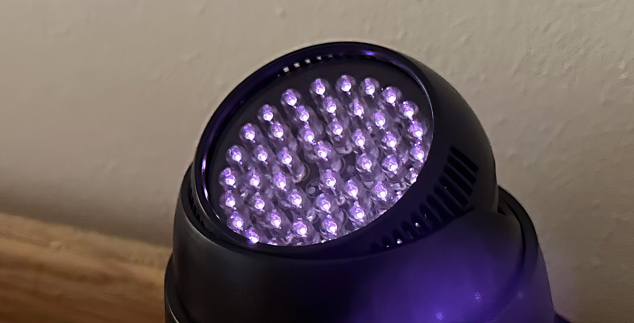 Die Kamera des iPhone hat das Licht falsch wiedergegeben. In der Realität ist es nur sehr, sehr schwach und leuchtet in roter Farbe (Fotos: Sir Apfelot).