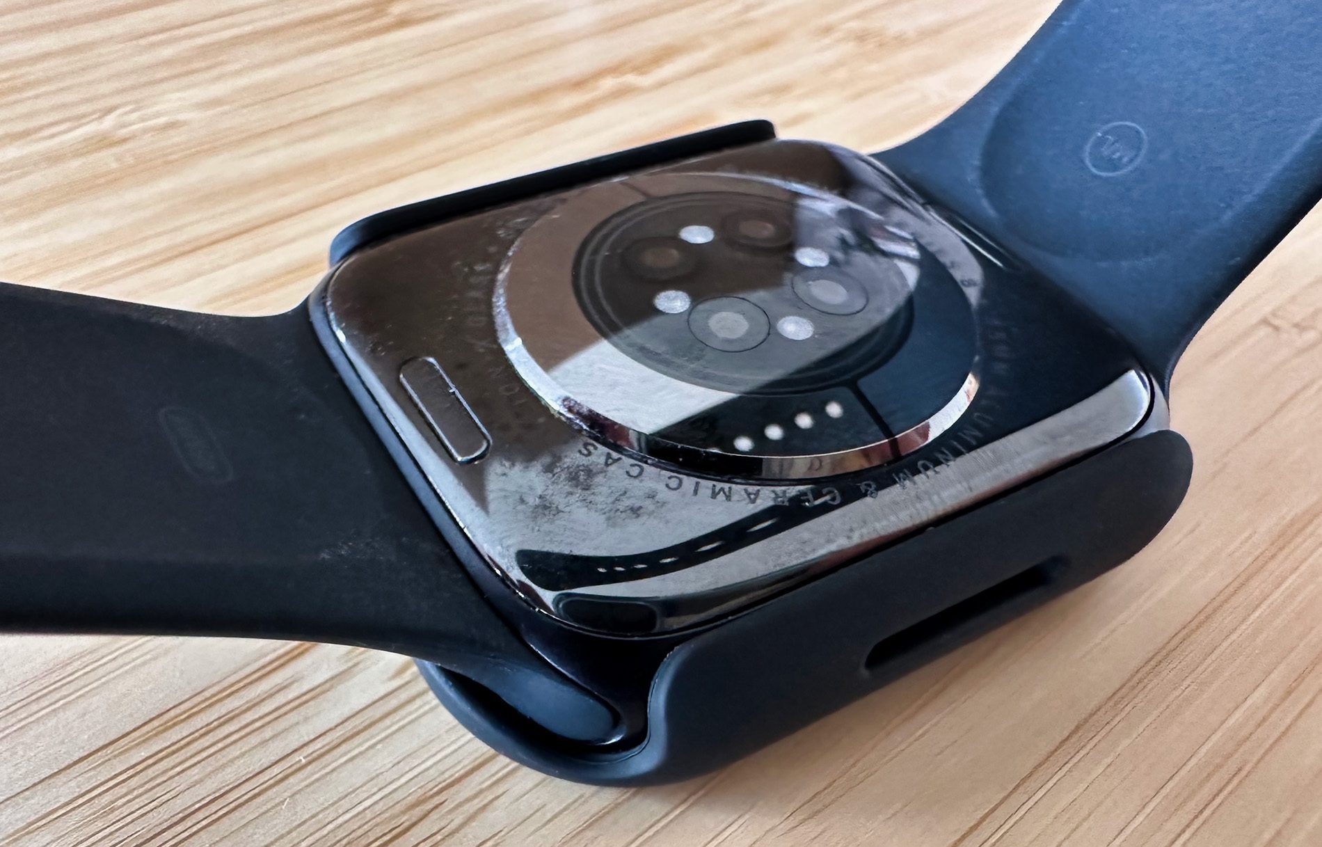 Hier sieht man die Unterseite der Apple Watch mit aufgesetzter Hülle.