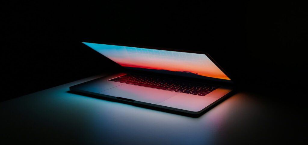 Wer das erste Mal ein Apple MacBook nutzt, hat sicher einige Fragen. Hier beantworten wir einige davon und geben Tipps für die Nutzung des neuen Laptops. Habt ihr noch eigene Tipps, Tricks und Erfahrungen? Dann lasst gern einen Kommentar da!
