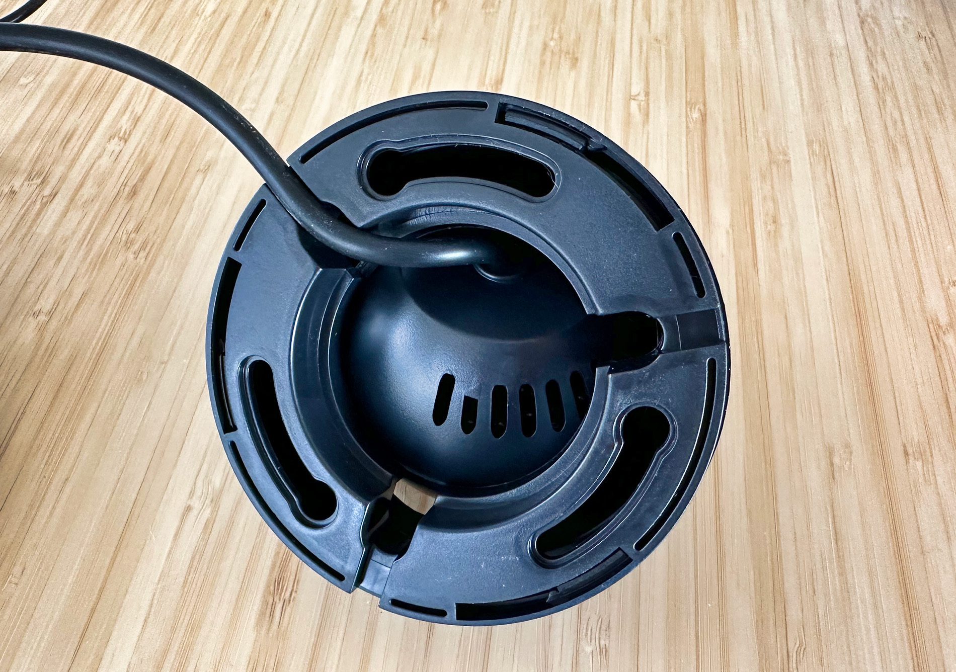 Auf der Unterseite sind Öffnungen für die Befestigung der Lampe an der Wand oder der Decke (Fotos: Sir Apfelot).