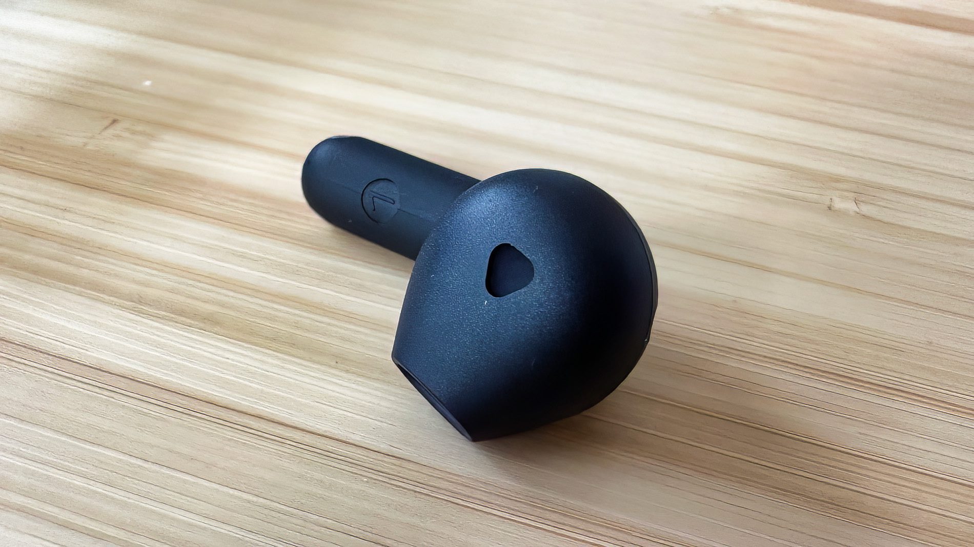 Die In-Ohr-Erkennung der Air3 Deluxe funktioniert über den dunklen Sensor in der Innenseite der Ohrhörer. Wird dieser abgedeckt, erkennt der Kopfhörer, dass er im Ohr ist.
