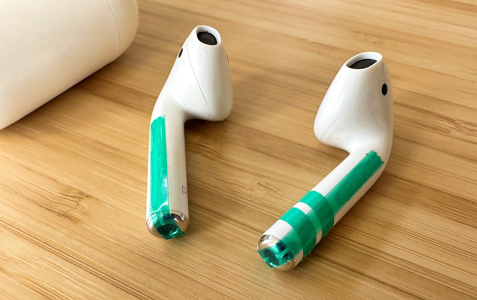 Die AirPods kommen mit abgeklebten Ladekontakten zurück. Die Klebestreifen muss man noch entfernen und dann kann man die Kopfhörer direkt ausprobieren (Foto: Sir Apfelot).