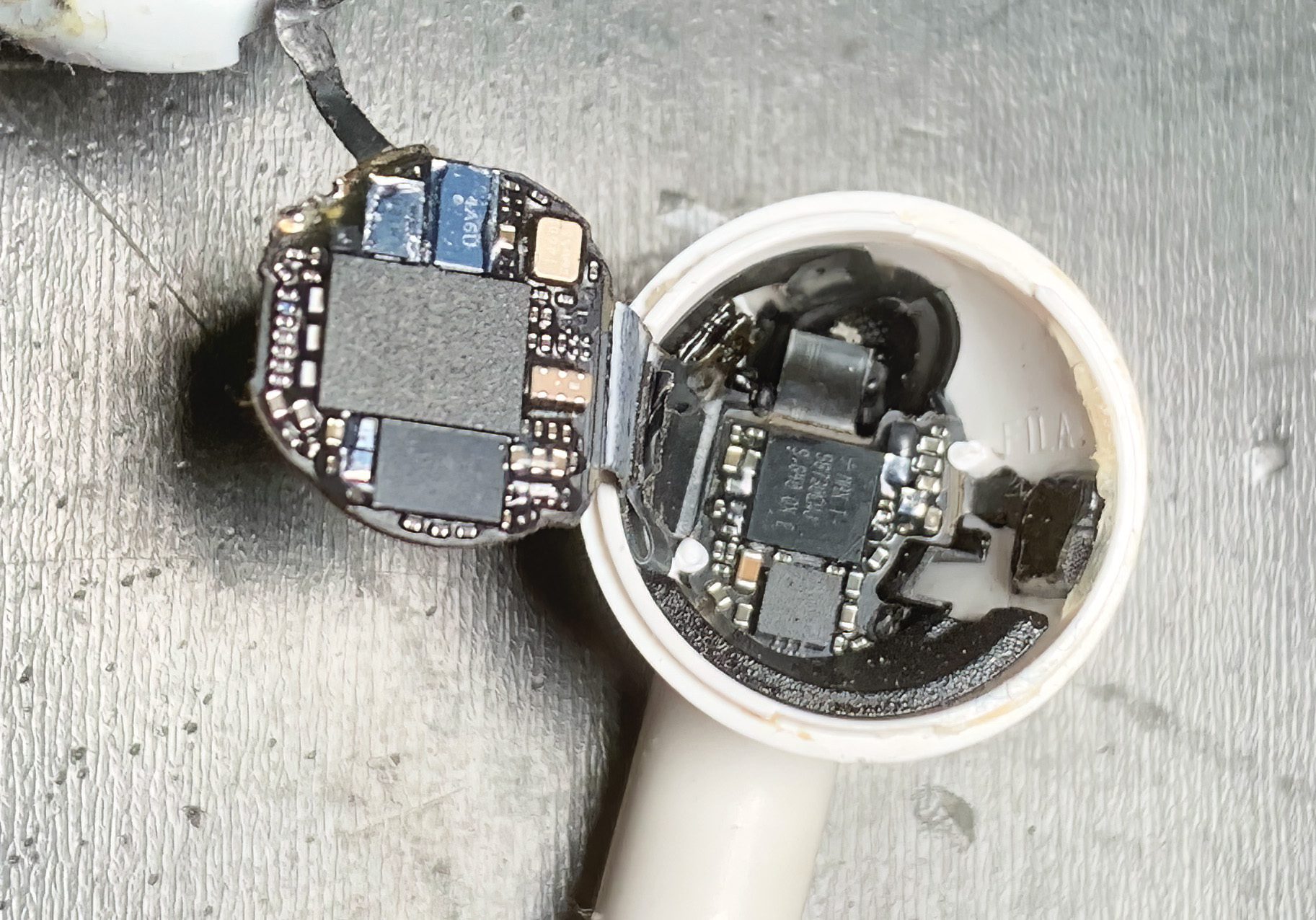 Für Reparaturarbeiten an den Apple AirPods muss man eine ruhige Hand und ein gutes Auge haben – definitiv nix für mich (Foto: AirPods Doktor).