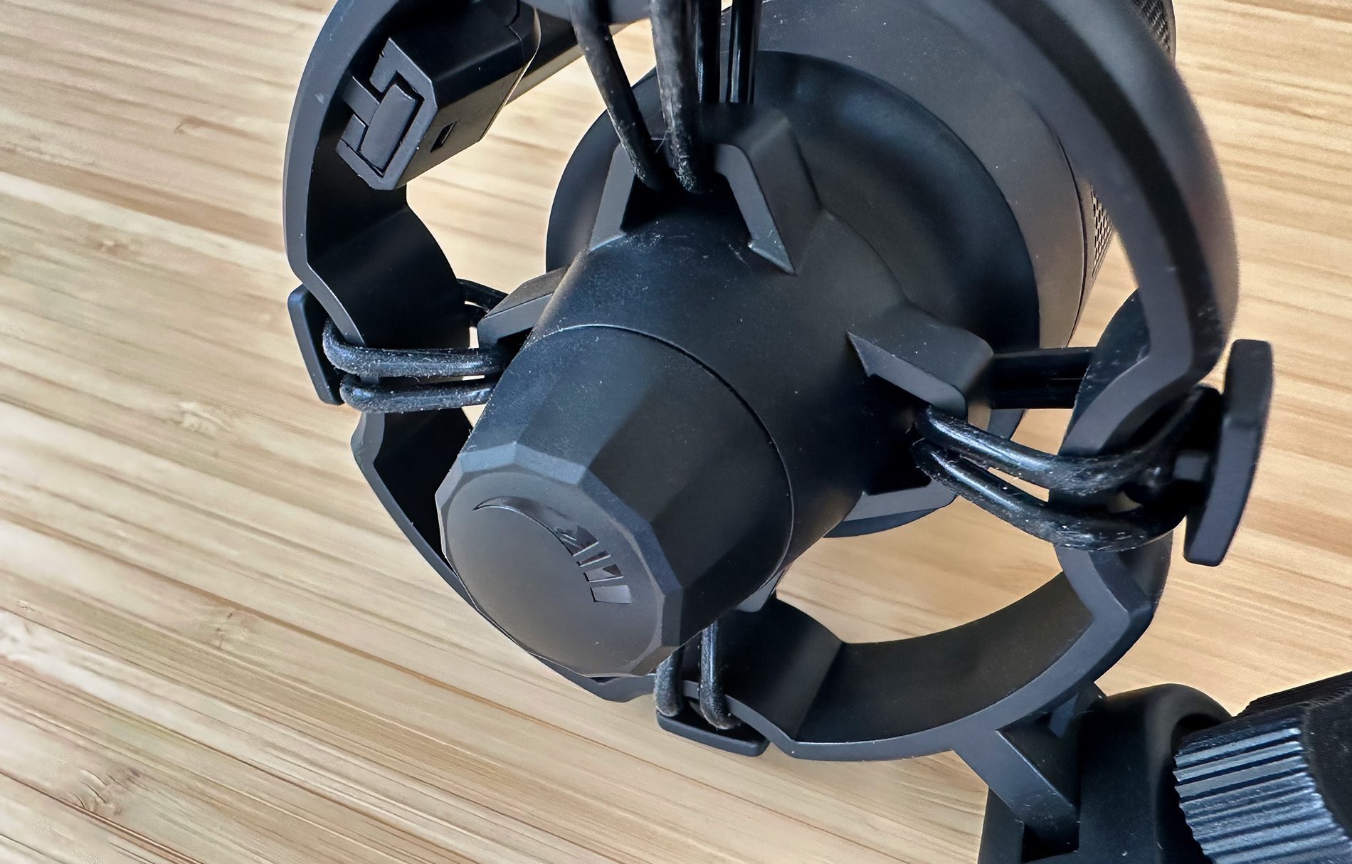 Auf der Unterseite des Mikrofons ist der Lautstärkeregler platziert.