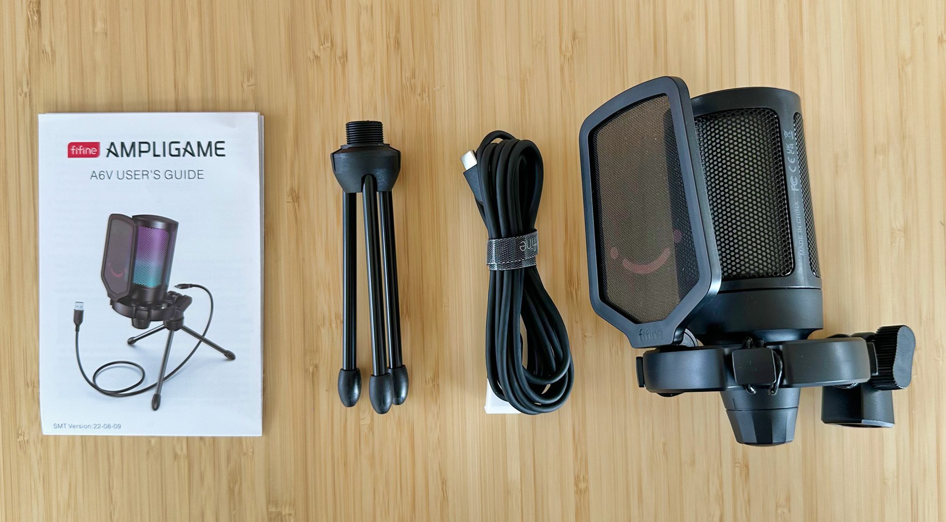 Hier sieht man den Lieferumfang der Fifine A6V USB-Mikrofons (Fotos: Sir Apfelot).
